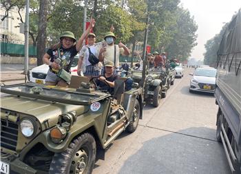 vespa tour hanoi - Saigon Open Air Jeep City Tour 4,5 Hours 
